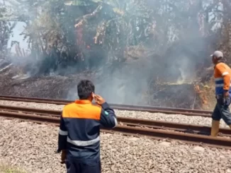 Bakar Sampah Dekat Rel