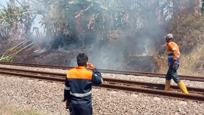 Bakar Sampah Dekat Rel