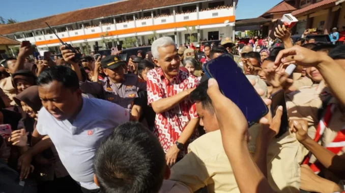 Ratusan pelajar SMA dan SMK di Cilacap berkumpul di SMK Negeri 1 Binangun, Jumat (11/8/2023) siang