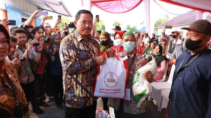 Nana Sudjana beras bantuan