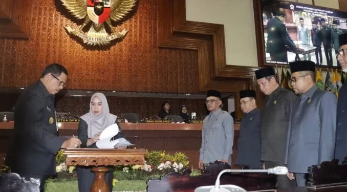 Nana Sudjana Rapat Paripurna