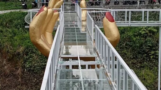 Jembatan Kaca Pecah