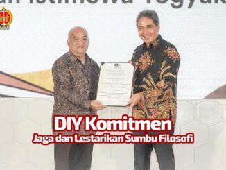 Wakil Gubernur DIY, KGPAA Paku Alam X, menerima sertifikat inskripsi dari UNESCO, Kamis, 25/04/2024 (Humas Pemprov DIY)