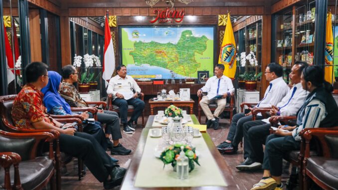 Nana Sudjana saat berdialog dengan perwakilan Kemenpora di Kantor Gubernur Jawa Tengah, Rabu, 15 Mei 2024