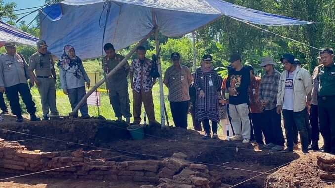 Pj Bupati Batang Tinjau Ekskavasi Candi di Sidorejo - Sawangan