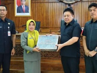 Plh. Wali Kota Salatiga, Wuri Pujiastuti menyampaikan penjelasasan Raperda Usulan Wali Kota pada Rapat Paripurna DPRD di Ruang Bhinneka Tunggal Ika Gedung DPRD Kota Salatiga, Kamis (20/06/24).(Dokumentasi Humas Pemkot Salatiga)