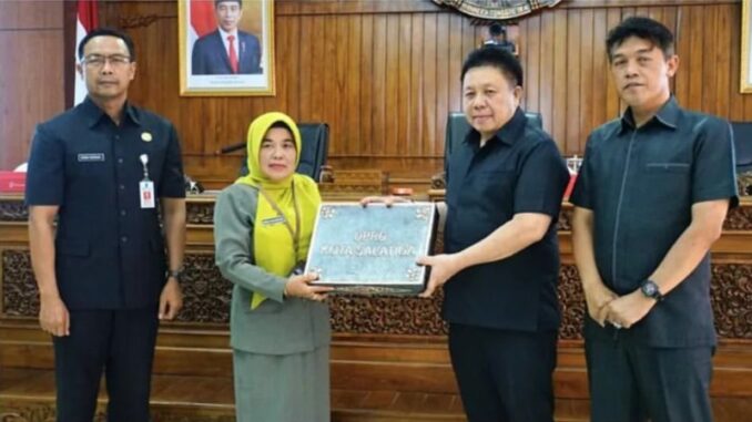 Plh. Wali Kota Salatiga, Wuri Pujiastuti menyampaikan penjelasasan Raperda Usulan Wali Kota pada Rapat Paripurna DPRD di Ruang Bhinneka Tunggal Ika Gedung DPRD Kota Salatiga, Kamis (20/06/24).(Dokumentasi Humas Pemkot Salatiga)