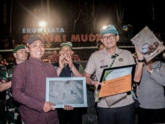 Menparekraf Sandiaga Salahuddin Uno Saat melakukan kunjungan nya ke Desa Wisata Jatimulyo yang dimana desa tersebut mengedepankan nilai-nilai keberlanjutan, Kulonprogo, DIY, (19/7/2024).