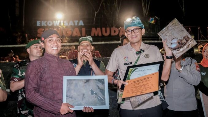 Menparekraf Sandiaga Salahuddin Uno Saat melakukan kunjungan nya ke Desa Wisata Jatimulyo yang dimana desa tersebut mengedepankan nilai-nilai keberlanjutan, Kulonprogo, DIY, (19/7/2024).