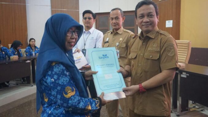 Penyerahan 117 SK Kenaikan Pangkat dan 12 SK Purna Tugas oleh Walikota Pekalongan