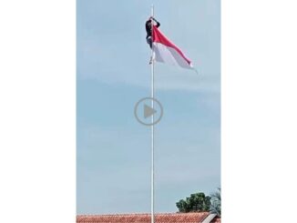Aksi Heroik Bocah Putus Sekolah Merah Putih Gagal Berkibar, Ali Faizal Panjat Tiang Bendera di Tengah Upacara