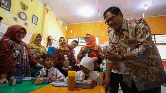Atasi Kemiskinan, Pj Gubernur Jateng Galakkan Bantuan Makanan Bergizi