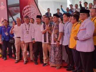 Gibran dampingi Komjen Ahmad Lutfhi dan Taj Yasin di KPU Jateng