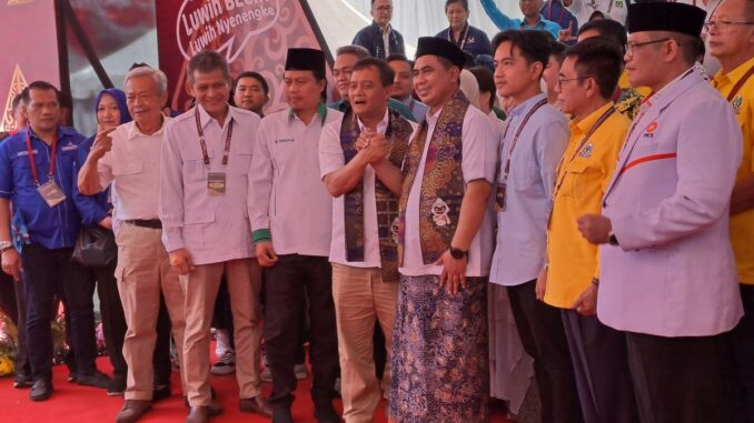 Gibran dampingi Komjen Ahmad Lutfhi dan Taj Yasin di KPU Jateng