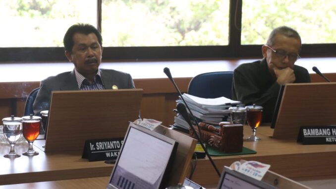 Komisi C DPRD Jateng Bahas Raperda Tata Kelola BUMD dan Pengelolaan BMD Komisi C DPRD Jateng Bahas Raperda Tata Kelola BUMD dan Pengelolaan BMD