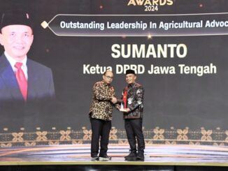 Ketua DPRD Sumanto menerima penghargaan Outstanding Leadership in Agricultural Advocacy dalam CNN Indonesia Awards 2024, Rabu (142024) di Padma Hotel Semarang.
