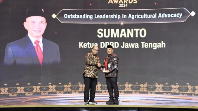 Ketua DPRD Sumanto menerima penghargaan Outstanding Leadership in Agricultural Advocacy dalam CNN Indonesia Awards 2024, Rabu (142024) di Padma Hotel Semarang.