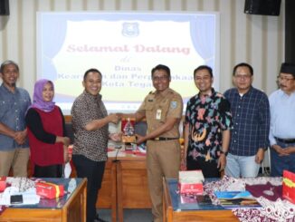 Komisi A memberikan cendera mata kepada Dinas Kearsipan dan Perpustakaan Kota Tegal