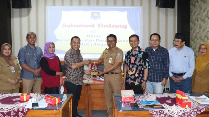 Komisi A memberikan cendera mata kepada Dinas Kearsipan dan Perpustakaan Kota Tegal