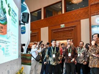 Menteri Koordinator Bidang Kemaritiman dan Investasi, Luhut Binsar Pandjaitan (kanan) mengunjungi booth PLN pada acara IICCS Forum 2024.