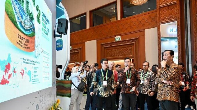 Menteri Koordinator Bidang Kemaritiman dan Investasi, Luhut Binsar Pandjaitan (kanan) mengunjungi booth PLN pada acara IICCS Forum 2024.