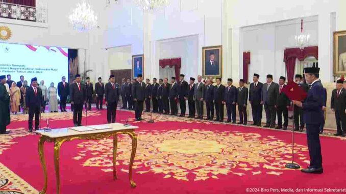 Presiden RI Joko Widodo (Jokowi) melantik tiga menteri negara dan satu wakil menteri negara Kabinet Indonesia Maju dalam sisa masa jabatan periode tahun 2019-2024, di Istana Negara, Jakarta, Senin (19/08/2024) pagi. (YuoTube BPMI Setpres)