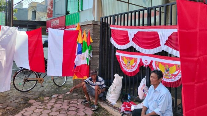 Peningkatan Penjualan Bendera Menyambut HUT RI ke-79 di Kota Pekalongan Peningkatan Penjualan Bendera Menyambut HUT RI ke-79 di Kota Pekalongan