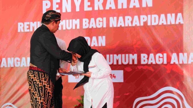 Peringati HUT ke-79 RI, Pj Gubernur Jateng Serahkan Remisi 7.953 Warga Binaan