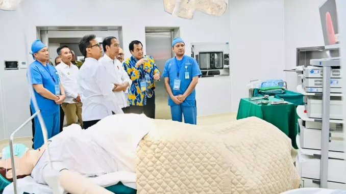 Presiden Joko Widodo (Jokowi) saat meninjau Gedung Pusat Pelayanan Ibu dan Anak Terpadu di Rumah Sakit Hasan Sadikin