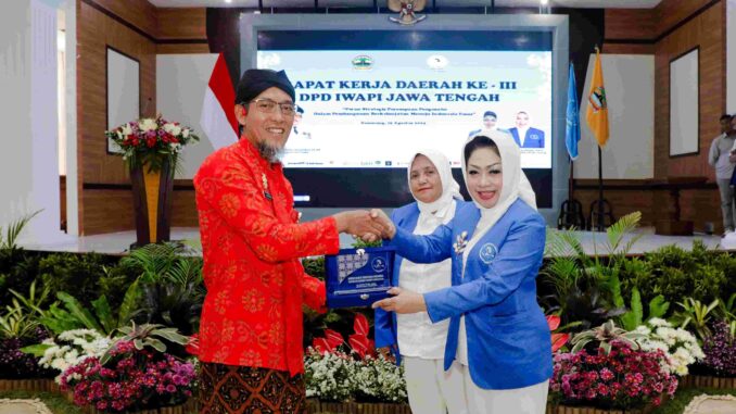 Sekda Jateng Minta IWAPI Perkuat Program Pemerintah Sekda Jateng Minta IWAPI Perkuat Program Pemerintah