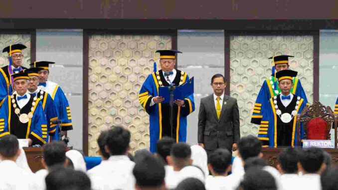 Rektor UNDIP Menyambut Mahasiswa Baru Rektor UNDIP Menyambut 14.640 Mahasiswa Baru