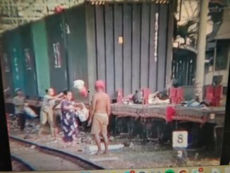 Video Viral Warga Buang Sampah ke Kereta Api
