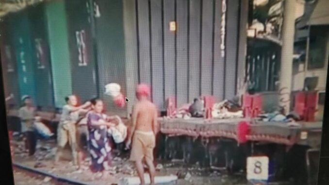 Video Viral Warga Buang Sampah ke Kereta Api