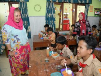 Wali Kota Semarang Bagikan Makan Siang Bergizi untuk Siswa SD Negeri Sumurboto 01
