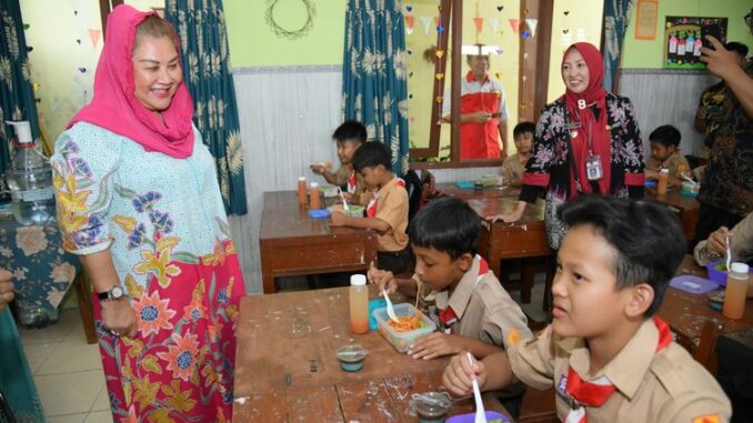 Wali Kota Semarang Bagikan Makan Siang Bergizi untuk Siswa SD Negeri Sumurboto 01