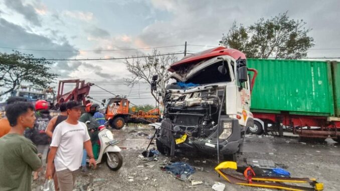 Enam Tewas dalam Kecelakaan Bus di Pati, Sopir Diduga Mengantuk Enam Tewas dalam Kecelakaan Bus di Pati, Sopir Diduga Mengantuk