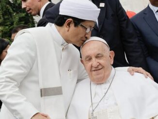 Ada momen penuh emosional dan persahabatan yang terekam saat Paus Fransiskus mengakhiri kunjungannya ke Masjid Istiqlal pada Kamis (5/9). Momen tersebut terjadi ketika Imam Besar Masjid Istiqlal, Nasaruddin Umar, terlihat mencium kening Paus Fransiskus, yang kemudian dibalas dengan Paus mencium tangan Nasaruddin.