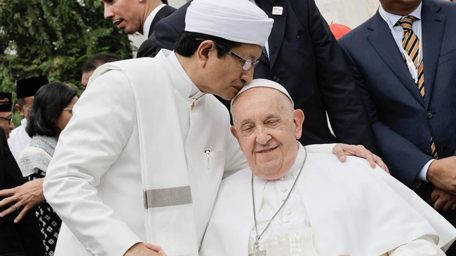 Ada momen penuh emosional dan persahabatan yang terekam saat Paus Fransiskus mengakhiri kunjungannya ke Masjid Istiqlal pada Kamis (5/9). Momen tersebut terjadi ketika Imam Besar Masjid Istiqlal, Nasaruddin Umar, terlihat mencium kening Paus Fransiskus, yang kemudian dibalas dengan Paus mencium tangan Nasaruddin. Ada momen penuh emosional dan persahabatan yang terekam saat Paus Fransiskus mengakhiri kunjungannya ke Masjid Istiqlal pada Kamis (5/9). Momen tersebut terjadi ketika Imam Besar Masjid Istiqlal, Nasaruddin Umar, terlihat mencium kening Paus Fransiskus, yang kemudian dibalas dengan Paus mencium tangan Nasaruddin.