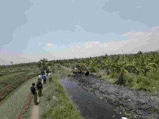 Pengerukan Kali Tambi di Kelurahan Karangroto, Kecamatan Genuk, Kota Semarang.