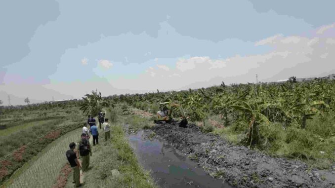 Pengerukan Kali Tambi di Kelurahan Karangroto, Kecamatan Genuk, Kota Semarang.