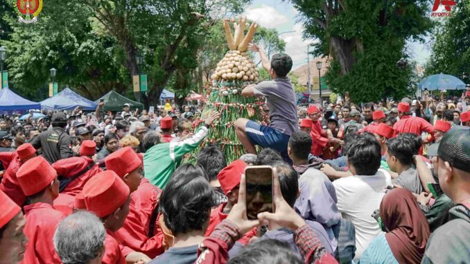 Kraton Yogyakarta telah melaksanakan rangkaian peringatan Hari Kelahiran Nabi Muhammad SAW dengan menggelar Hajad Dalem Sekaten sejak Senin (09/09) hingga Minggu (15/09) (Dokumentasi Humas Pemprov DIY) Kraton Yogyakarta telah melaksanakan rangkaian peringatan Hari Kelahiran Nabi Muhammad SAW dengan menggelar Hajad Dalem Sekaten sejak Senin (09/09) hingga Minggu (15/09)