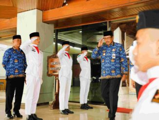 Pj Gubernur Jawa Tengah, Nana Sudjana, memimpin upacara Peringatan Hari Kesaktian Pancasila tingkat Provinsi Jawa Tengah di Halaman Kantor Gubernur, Selasa, 1 Oktober 2024. (okumentasi Humas Pemprov Jateng