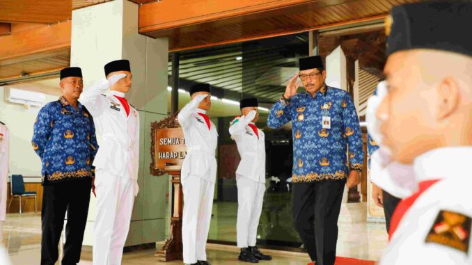 Pj Gubernur Jawa Tengah, Nana Sudjana, memimpin upacara Peringatan Hari Kesaktian Pancasila tingkat Provinsi Jawa Tengah di Halaman Kantor Gubernur, Selasa, 1 Oktober 2024. (okumentasi Humas Pemprov Jateng