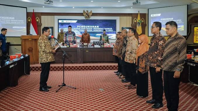 Pengukuhan tujuh komisioner KPID Jateng masa jabatan 2024-2027 yang dilakukan oleh Penjabat Gubernur Jawa Tengah, Nana Sudjana. Acara tersebut berlangsung di lantai 5 Gedung B, Kantor Gubernuran Jawa Tengah pada Jumat, 11 Oktober 2024