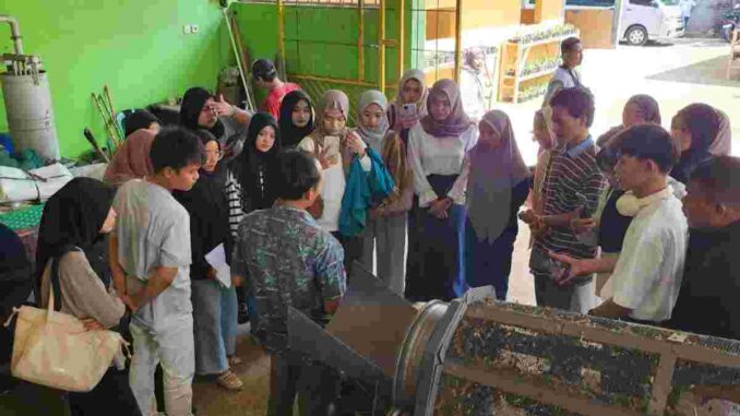 Kunjungan Industri Mahasiswa Manajemen UNWAHAS ke Sentra Enceng Gondok Tuntang, Implementasikan Kurikulum OBE