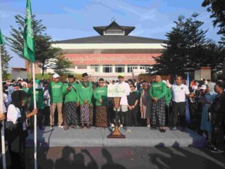 Sekretaris Daerah Provinsi Jateng, Sumarno, dalam acara kegiatan jalan sehat dalam rangka memeriahkan puncak Hari Santri Nasional (HSN), di kawasan Simpang Lima, Kota Semarang, Minggu, 27 Oktober 2024. (Dokumentasi Humas Pemprov Jateng)
