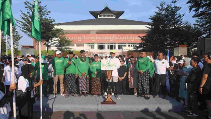 Sekretaris Daerah Provinsi Jateng, Sumarno, dalam acara kegiatan jalan sehat dalam rangka memeriahkan puncak Hari Santri Nasional (HSN), di kawasan Simpang Lima, Kota Semarang, Minggu, 27 Oktober 2024. (Dokumentasi Humas Pemprov Jateng)