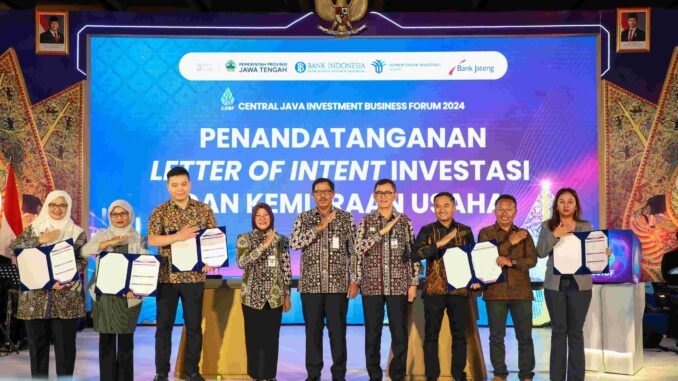 Foto Bersama dalam kegiatan Central Java Investment Business Forum (CJIBF) 2024 di Kawasan Industri Terpadu Batang (KITB) pada Selasa, 29 Oktober 2024. (Dokumentasi Humas Pemrov Jateng)