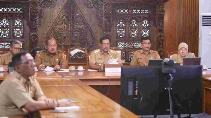 Pj Gubernur Jawa Tengah, Nana Sudjana saat paparan penilaian IGA 2024 secara daring di Pendopo Kabupaten Jepara pada Senin, 28 Oktober 2024. (Dokumentasi Humas Pemprov Jateng)