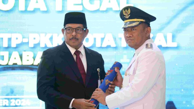 Pj Gubernur Jawa Tengah, Nana Sudjana melantik Agus Dwi Sulistyantono sebagai Pj Wali Kota Tegal di Wisma Perdamaian, Kota Semarang, Senin, 21 Oktober 2024.